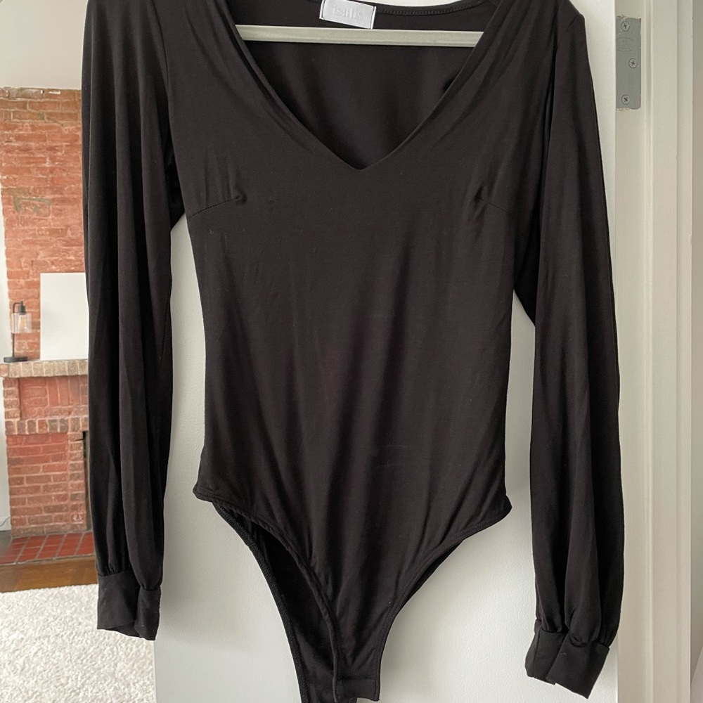 Slight puff long sleeve v neck bodysuit